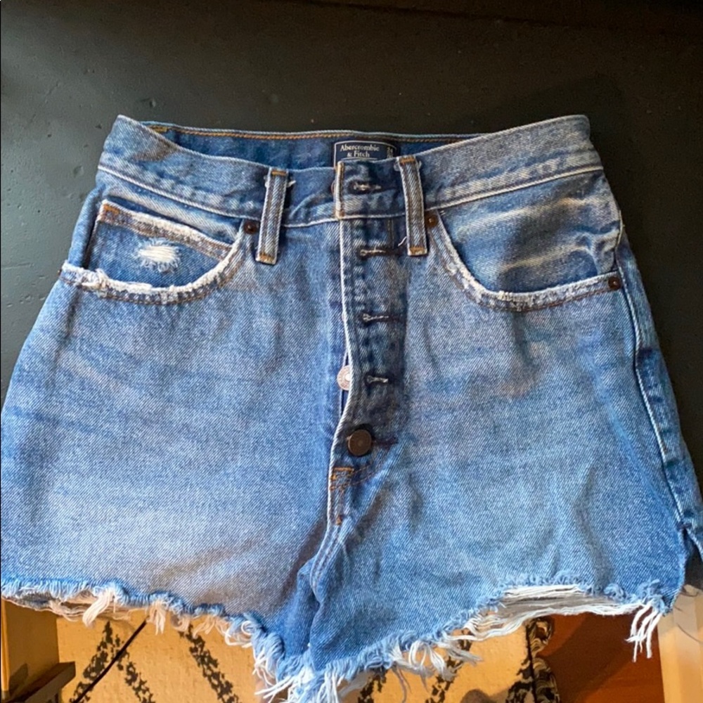 Abercrombie and Fitch natural rose short